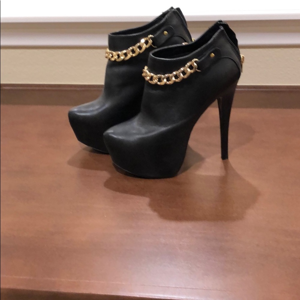 Black high heels with gold chains